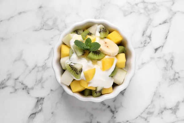 Nydelig Fruktsalat Hvitt Marmorbord Flott Utsikt – stockfoto