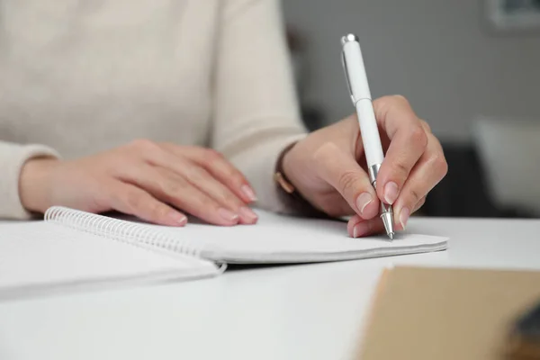 Linkshänderin Schreibt Notizbuch Tisch Drinnen Nahaufnahme — Stockfoto