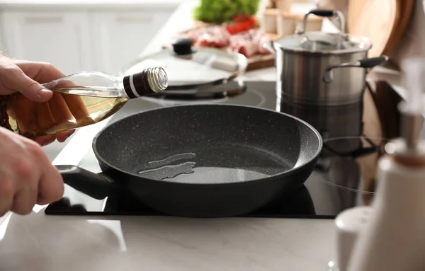 Man Pouring Cooking Oil Frying Pan Kitchen Closeup — Stock Photo, Image