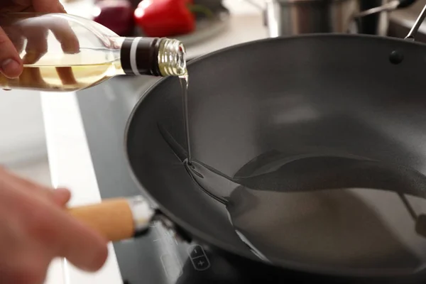 Seorang Pria Menuangkan Minyak Goreng Dalam Panci Dapur Menutup Diri — Stok Foto