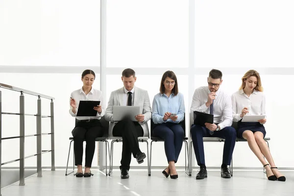 Personas Que Esperan Una Entrevista Trabajo Salón Oficinas —  Fotos de Stock