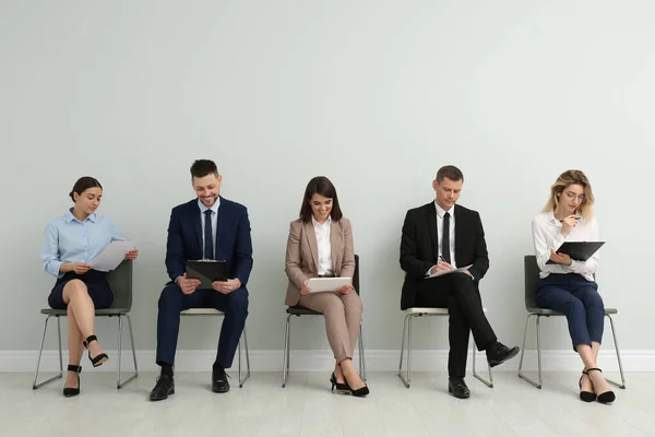 Personas Que Esperan Una Entrevista Trabajo Salón Oficinas —  Fotos de Stock