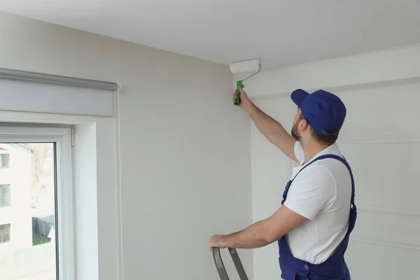 Handwerker Bemalen Decke Mit Weißem Farbstoff Innen Raum Für Text — Stockfoto