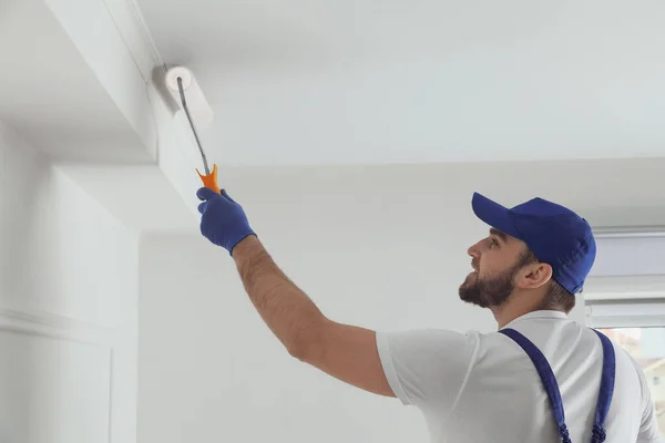 屋内で白い染料とハンディマン塗装天井 — ストック写真