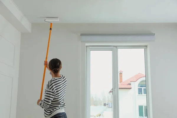 Techo Pintura Mujer Joven Con Tinte Blanco Interior Vista Trasera — Foto de Stock