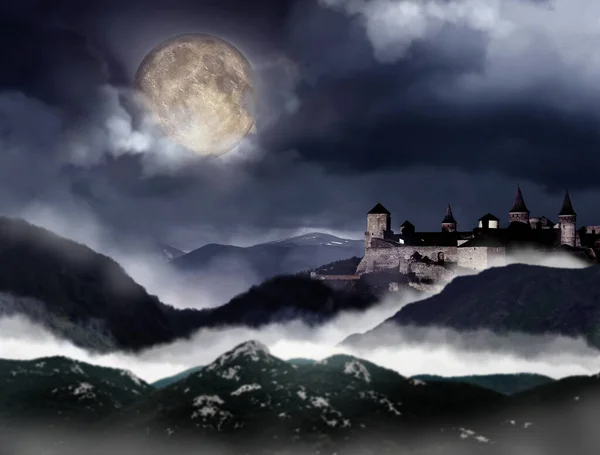 Fantasiewereld Mystieke Kasteel Bergen Bedekt Met Mist Nacht — Stockfoto
