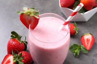 Gri masada lezzetli çilek içeceği, yakın plan.