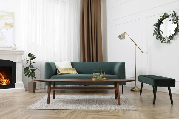 快適なソファと木製のテーブルとスタイリッシュなリビングルームのインテリア — ストック写真