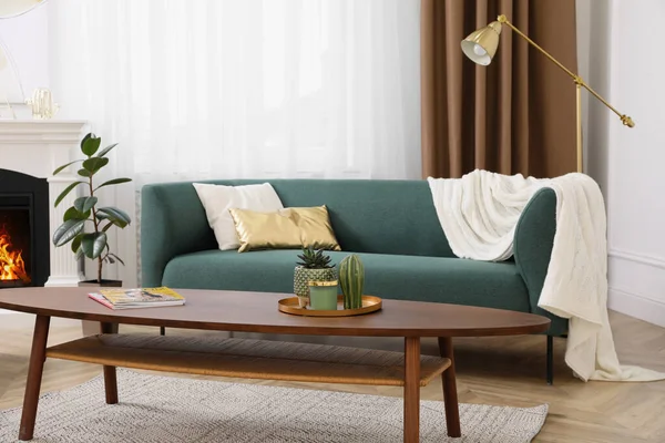 Stilvolles Wohnzimmer Mit Gemütlichem Sofa Und Holztisch — Stockfoto