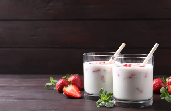 Deliciosa Bebida Con Fresas Sobre Mesa Madera Espacio Para Texto — Foto de Stock