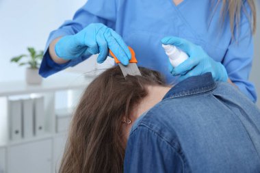 Doktor içeride kızın saçına tüy ve sprey sıkmış. Bit önleyici tedavi