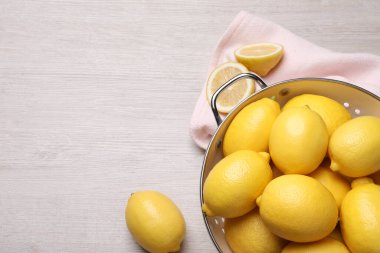 Tahta masada bir sürü taze limon var. Metin için boşluk