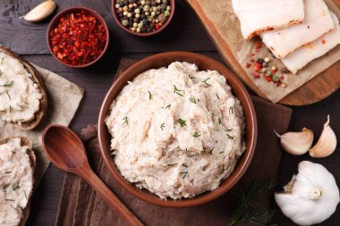 Lezzetli domuz yağı ahşap masada servis edilir.