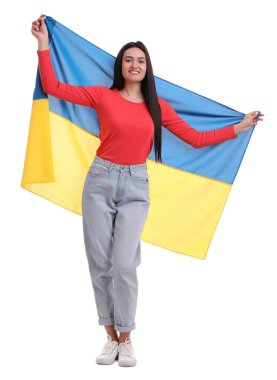 Beyaz arka planda Ukrayna bayrağı taşıyan genç bir kadın.