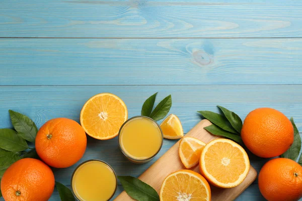 Finom Narancslé Friss Gyümölcs Világoskék Asztalon Lapos Tojással Szöveg Helye — Stock Fotó