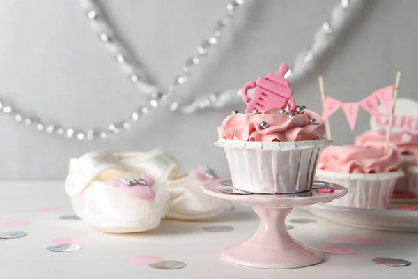 Köstliche Cupcake Mit Rosa Sahne Und Topper Auf Weißem Holztisch — Stockfoto