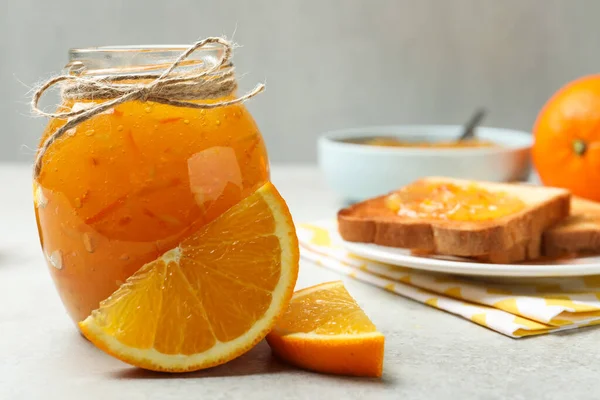 Finom Narancslekvár Üvegedényben Világosszürke Asztalon Szöveg Helye — Stock Fotó