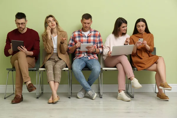 Personas Esperando Entrevista Trabajo Cerca Pared Verde Claro Interior —  Fotos de Stock