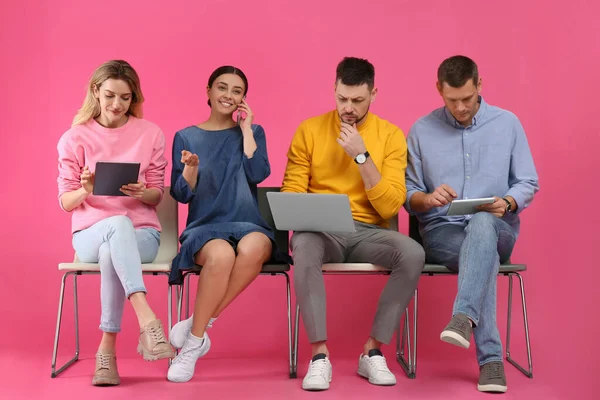 Personas Que Esperan Una Entrevista Trabajo Sobre Fondo Rosa —  Fotos de Stock