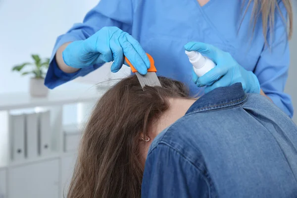 Médecin Utilisant Peigne Nit Pulvériser Sur Les Cheveux Fille Intérieur — Photo