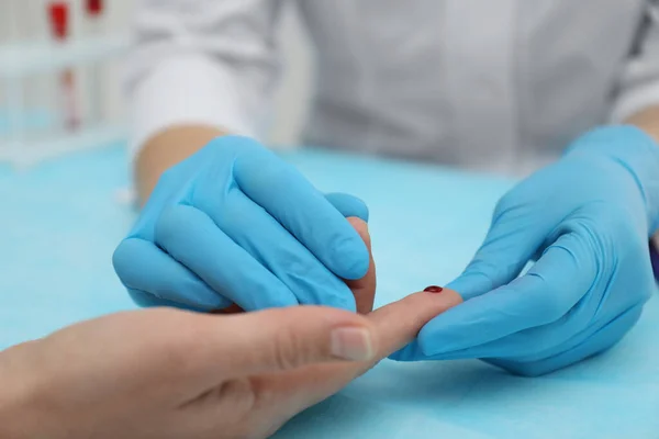 Orvos Vért Vesz Beteg Ujjáról Asztalnál Közelről — Stock Fotó