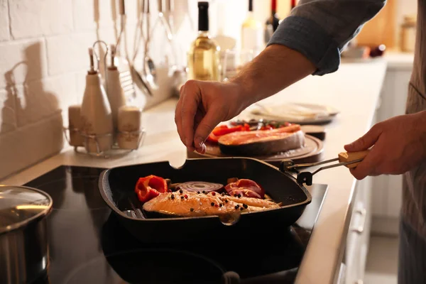 맛있는 스테이크와 야채를 프라이팬에 후추를 응고시키는 — 스톡 사진
