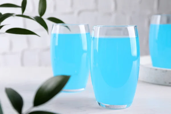 Vasos Deliciosa Bebida Azul Sobre Mesa Blanca —  Fotos de Stock