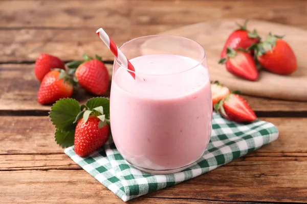 Leckeres Getränk Mit Erdbeeren Auf Holztisch — Stockfoto