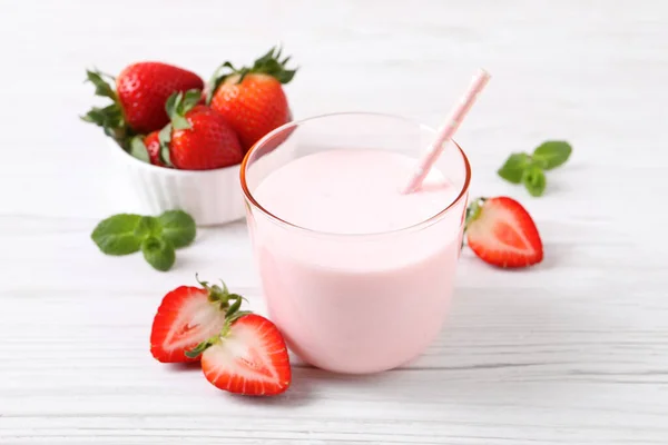 Leckeres Getränk Mit Erdbeeren Auf Weißem Holztisch — Stockfoto