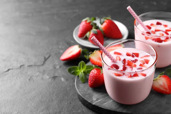 Delicious Drink Strawberries Black Table Space Text — Stock Photo, Image