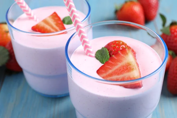 Delicious Drink Strawberries Light Blue Wooden Table Closeup — Stock Photo, Image