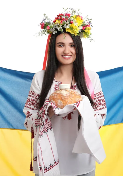 Jovem Mulher Roupas Nacionais Com Korovai Tradicional Bandeira Ucrânia Fundo — Fotografia de Stock