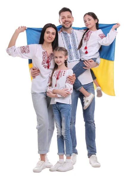 Família Feliz Roupas Nacionais Com Bandeira Ucrânia Fundo Branco — Fotografia de Stock