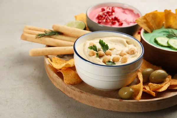 Verschillende Soorten Smakelijke Hummus Geserveerd Met Snacks Lichttafel — Stockfoto