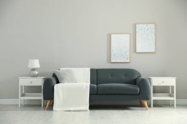 Oturma odasının içinde rahat bir kanepe var.