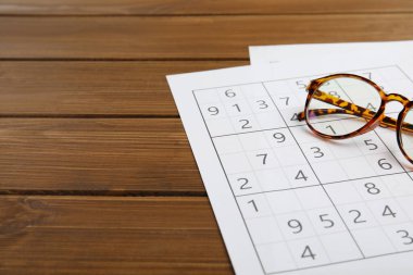 Tahta masada sudoku ve gözlük, metin için boşluk