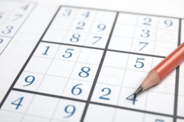 Sudoku bulmacası ızgarası ve kalem, yakın plan görünümü