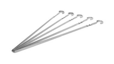 Beyaz arka planda metal şişler. Barbekü aletleri