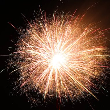 Güzel, parlak havai fişekler gece gökyüzünü aydınlatıyor.