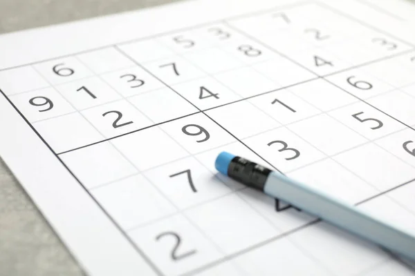 Gri Masadaki Sudoku Kalem Yakın Plan — Stok fotoğraf