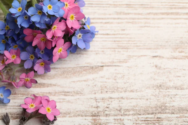 Lindas Flores Esqueça Não Mesa Madeira Branca Acima Vista Espaço — Fotografia de Stock