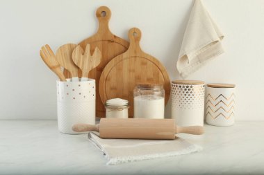 Modern mutfak eşyaları ve ürünler beyaz mermer masa üzerinde