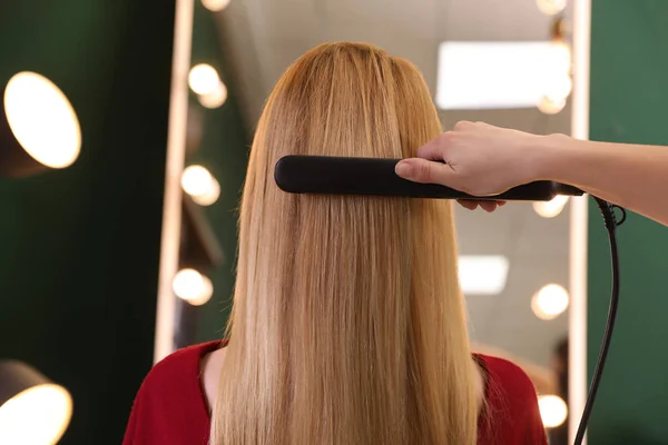 Styliste Rechttrekken Vrouw Haar Met Plat Ijzer Salon — Stockfoto