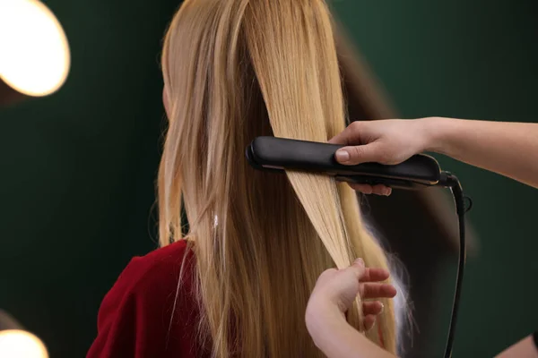 Stylist Straightening Woman Hair Flat Iron Salon — Stock Photo, Image