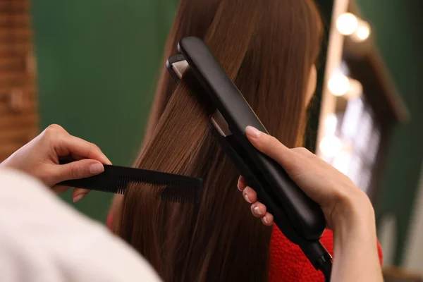 Kuaförde Düz Ütüyle Kadın Saçı Düzelten Stilist — Stok fotoğraf