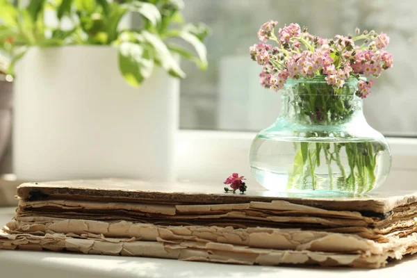 Lindas Flores Esquece Não Velho Livro Peitoril Janela Espaço Para — Fotografia de Stock