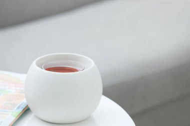 Beyaz masa üzerine balmumu oda spreyi, mesaj için yer. İç öge