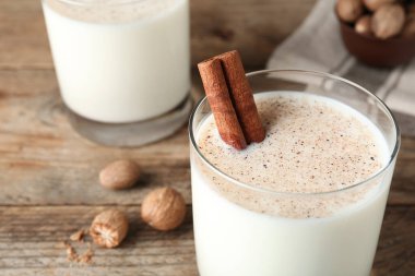 Hindistan cevizli süt ve ahşap masada tarçın, yakın plan. Metin için boşluk