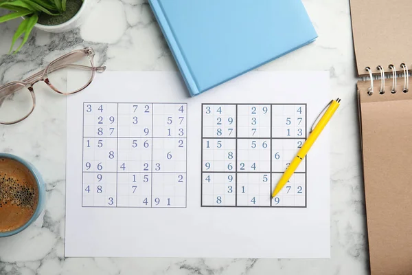 Sudoku Stylo Planificateur Verres Tasse Café Sur Table Marbre Blanc — Photo