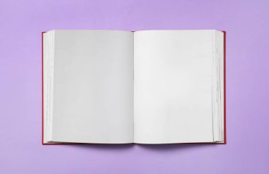 Menekşe arkaplan, üst görünüm üzerine boş sayfaları olan kitabı aç. Metin için boşluk